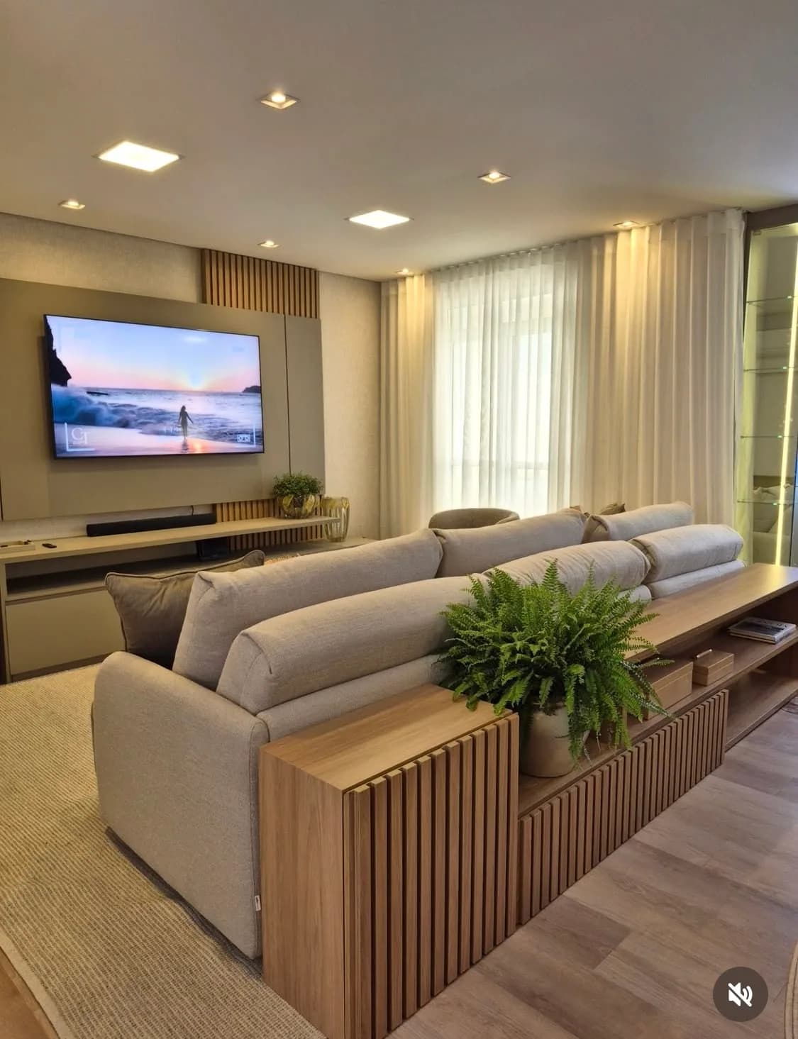 Sala de TV contemporânea com cortinas claras sob medida